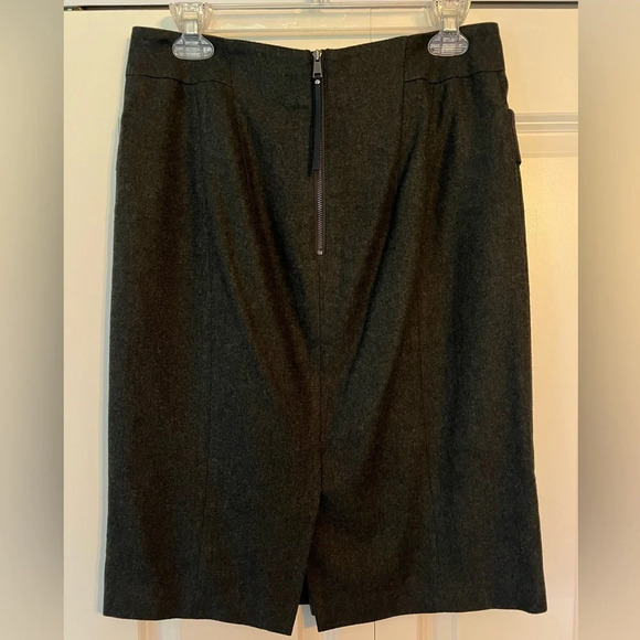 Ann Taylor pencil skirt. Size 6. - Picture 2 of 8